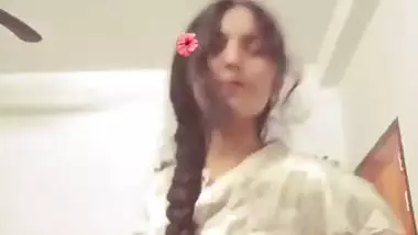 Cute girlfriend exposing nude big boobs viral selfie