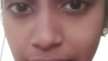 Slim married Tamil wife sharp boobs showing viral MMS