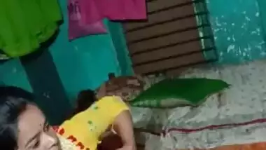 Indian babe takes her XXX boob out of sari and rubs it on camera