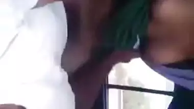 18 yr old teen’s Pakistani sex video from lover’s car