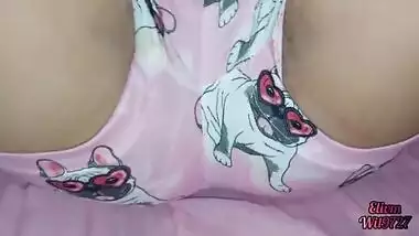 Xxx DESI Mi HERMANASTRA se quita las bragas y me enseña el coño y me pide que la folle cuando la familia no esta