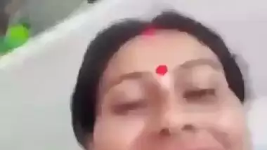 Assame Boudi showing her nude buttery pussy