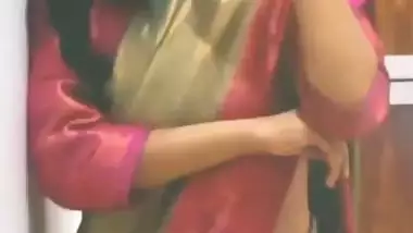 Mallu girl in saree and in topless viral video making