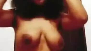 Ravishing Desi girl with beautiful XXX boobs fools around in bath