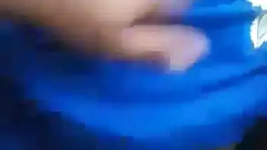 Inside car Bhabi ki chut m ungli ki or boobs dbaye and handjob too -1