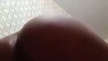 An 18-year-old girl records her nude MMS in a bathroom