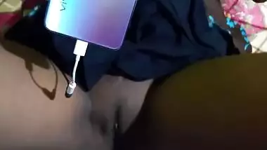 I found porn videos of my mother on the dad phone, she half naked naked fingering pussy