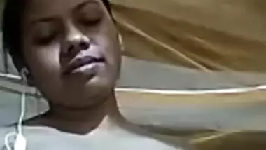 Desi girl puts on earphones to hear guy's porn requests better
