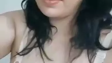 Delhi milf records her nude MMS showing boobs and cunt