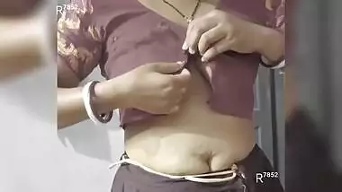 Bengali Boudi In Bhabhi Ne Blouse Khol Kar Apni Boobs Apne Lover Ko Dikhaye