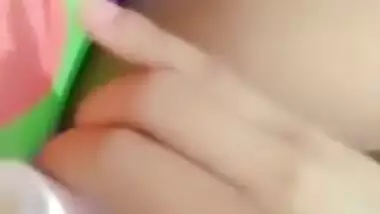 Desi webcam model uses dildo to fuck her XXX anal hole on the camera