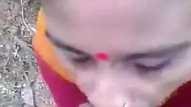 Bindi lady sucking lund – Outdoor blowjob sex