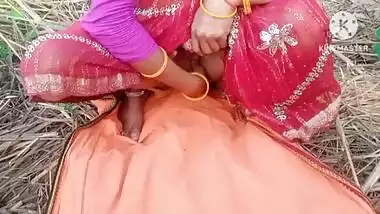 Slut lady fucks her labor in a desi outdoor sex video