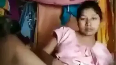 Horny like hell Bangla girl fingers her XXX snatch in Desi video