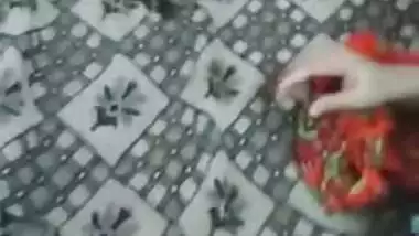 Paki MILF drilled with fingers expecting for real sex with XXX chudai cameraman