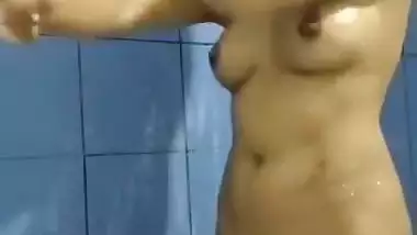 Delhi college girl – Anaya nude bathing solo X