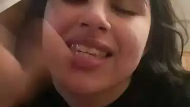 College girl’s erotic desi blowjob to her lover