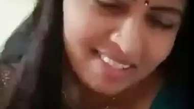 Homely housewife strips saree and shows naked boobs