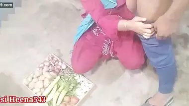 In a clean voice by scolding the sister-in-law who is selling vegetables