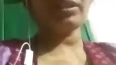 Malayali aunty showing boobs making a guy masturbate on the video call
