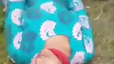 Cameraguy films his friend fucking Desi girl's XXX cave outdoors