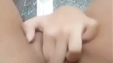 Nude desi girl fucks her holes with fingers and pens.