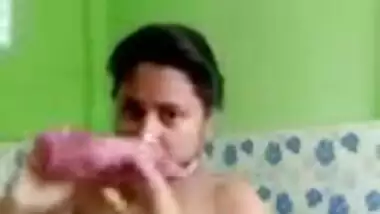 Young Desi hussy exposes her XXX breasts and pussy for MMS solo vid