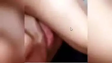 Paki girl pulls chudai T-shirt up allowing XXX girls to hang in sex clip