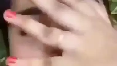 Guy fucks his 18-year-old GF’s pussy in Indian outdoor sex