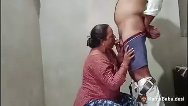 Bhabhi gives a quick blowjob to Devar in desi xxx MMS