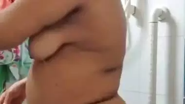 BBW Indian MILF taking nude bath video shared online